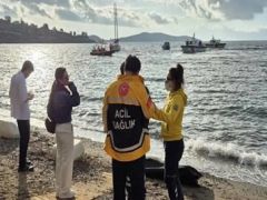 Bodrum açıklarında göçmenleri taşıyan bot battı!