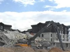 Sağlam zemin, güvenli yapı’ vaadi ile satışa çıkardığı binaların yıkımına başlandı