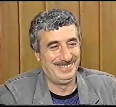 Tiyatro dünyasının efsane ismi Ahmet Gülhan hayatını kaybetti