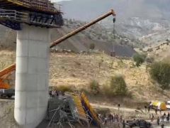 Diyarbakır’da viyadük iskelesi çöktü…