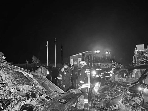 Edirne’de lastiği patlayan TIR önüne geleni ezdi!