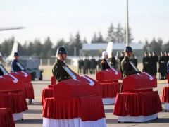 Türkiye şehitlerini uğurluyor… HAVA ÜSSÜ’NDE ASKERİ TÖREN