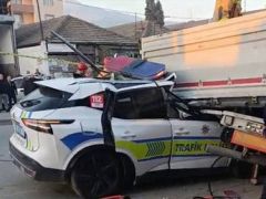 Manisa’da ekip aracı TIR’a çarptı…