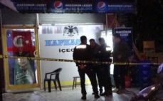 Antalya’da market sahibi tartıştığı 2 kişiyi vurdu…