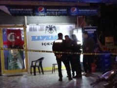 Antalya’da market sahibi tartıştığı 2 kişiyi vurdu…