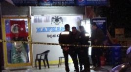 Antalya’da market sahibi tartıştığı 2 kişiyi vurdu…