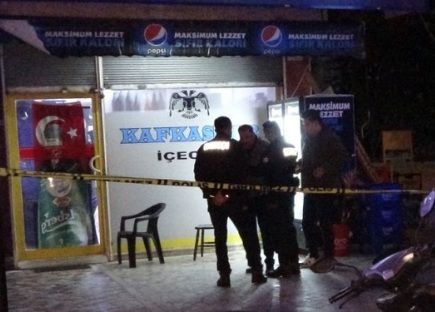 Antalya’da market sahibi tartıştığı 2 kişiyi vurdu…