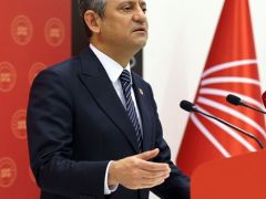 Özel, Türkiye’de fikren ve zikren iktidar ile muhalefetin yer değiştirdiğini belirtti