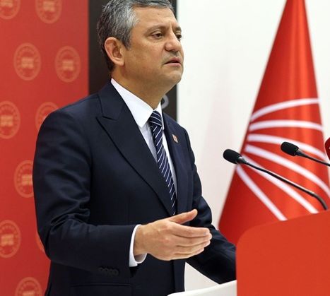 Özel, Türkiye’de fikren ve zikren iktidar ile muhalefetin yer değiştirdiğini belirtti