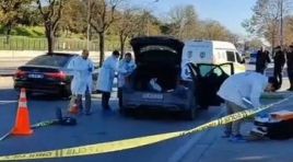 İstanbul’ Bakırköy ilçesinde , bir şahıs otomobilinde uğradığı silahlı saldırıda hayatını kaybetti