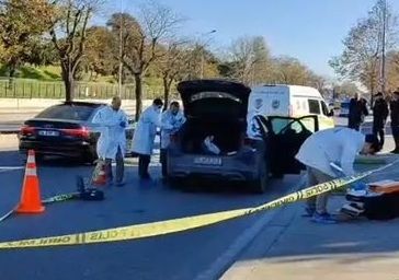 İstanbul’ Bakırköy ilçesinde , bir şahıs otomobilinde uğradığı silahlı saldırıda hayatını kaybetti