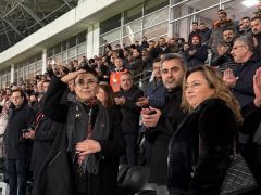 Amedspor taraftarları Leyla Zana’yı ayakta alkışladı
