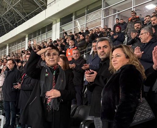 Amedspor taraftarları Leyla Zana’yı ayakta alkışladı