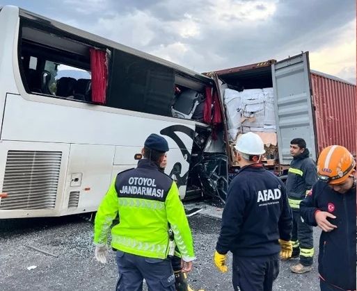 Osmaniye’de yolcu otobüsü TIR’a çarptı, Can kaybı ve yaralılar var