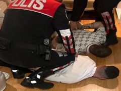 YATAK ALTINDAN KALAŞNİKOF ÇIKTI…