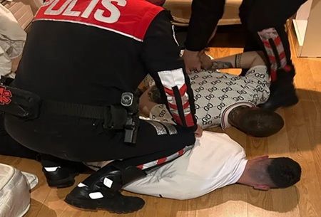 YATAK ALTINDAN KALAŞNİKOF ÇIKTI…