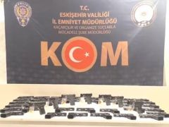 Eskişehir’de çekiciye yüklenen araçta 480 tabanca çıktı