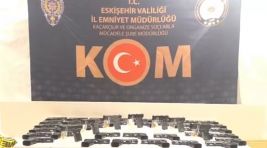 Eskişehir’de çekiciye yüklenen araçta 480 tabanca çıktı