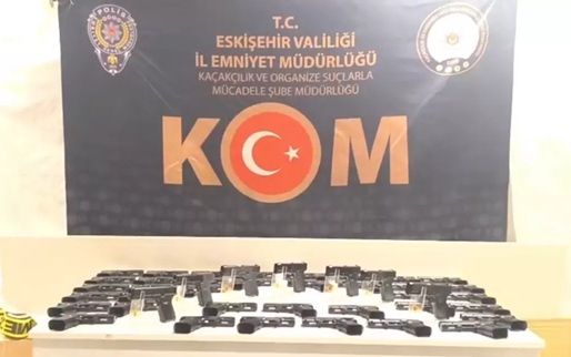 Eskişehir’de çekiciye yüklenen araçta 480 tabanca çıktı