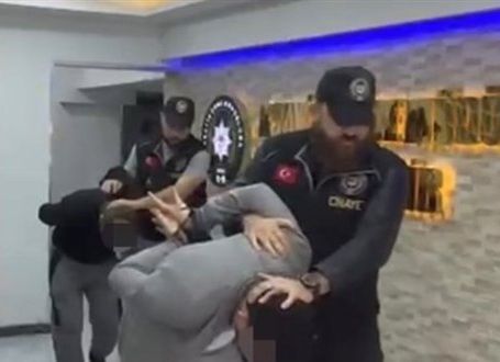 Ailesini katledip intihar süsü vermiş!