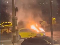 Beyoğlu’nda seyir halindeki taksi bir anda yanmaya başladı!