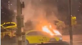 Beyoğlu’nda seyir halindeki taksi bir anda yanmaya başladı!