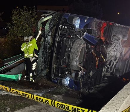 Adana’da yolcu otobüsü devrildi…
