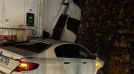 Burdur’da 2 otomobil ve TIR çarpıştı!