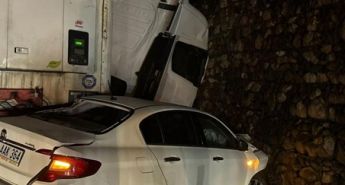 Burdur’da 2 otomobil ve TIR çarpıştı!