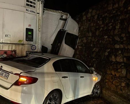 Burdur’da 2 otomobil ve TIR çarpıştı!