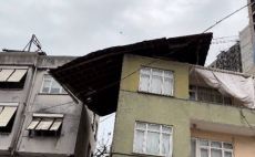 İstanbul’da fırtına, Bazı binaların çatıları uçtu