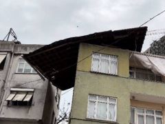 İstanbul’da fırtına, Bazı binaların çatıları uçtu
