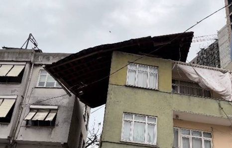 İstanbul’da fırtına, Bazı binaların çatıları uçtu