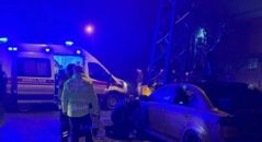 İstanbul’da otomobil elektrik direğine çarptı…