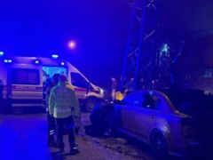 İstanbul’da otomobil elektrik direğine çarptı…