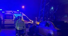 İstanbul’da otomobil elektrik direğine çarptı…
