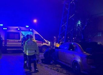 İstanbul’da otomobil elektrik direğine çarptı…