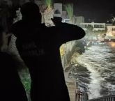 Kuşadası’nda FIRTINA YÜZÜNDEN İŞÇİLER DENİZE SAVRULDU