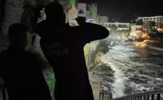 Kuşadası’nda FIRTINA YÜZÜNDEN İŞÇİLER DENİZE SAVRULDU