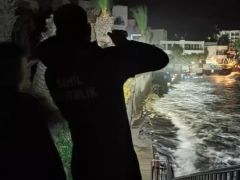 Kuşadası’nda FIRTINA YÜZÜNDEN İŞÇİLER DENİZE SAVRULDU