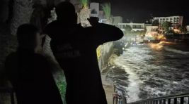 Kuşadası’nda FIRTINA YÜZÜNDEN İŞÇİLER DENİZE SAVRULDU