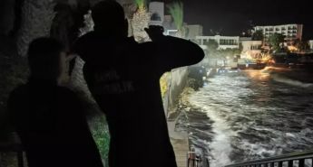 Kuşadası’nda FIRTINA YÜZÜNDEN İŞÇİLER DENİZE SAVRULDU