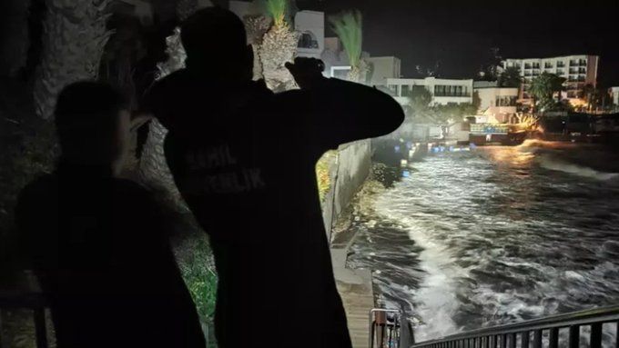 Kuşadası’nda FIRTINA YÜZÜNDEN İŞÇİLER DENİZE SAVRULDU