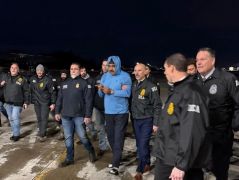 Nicolas Maduro’nun, New York’ta bir uçaktan indirildikten sonra kelepçeli halde görüntülendi