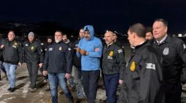 Nicolas Maduro’nun, New York’ta bir uçaktan indirildikten sonra kelepçeli halde görüntülendi