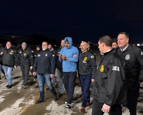 Nicolas Maduro’nun, New York’ta bir uçaktan indirildikten sonra kelepçeli halde görüntülendi
