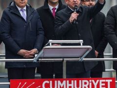 Özgür Özel,”20 BİN LİRAYLA GEÇİNİRLER’ DİYORLAR”