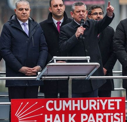 Özgür Özel,”20 BİN LİRAYLA GEÇİNİRLER’ DİYORLAR”