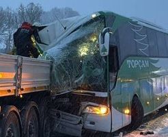 Tokat’ta yolcu otobüsü ile tır çarpıştı!