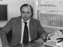 Uğur Mumcu, Evinin önünde ‘türkülerle’ anıldı